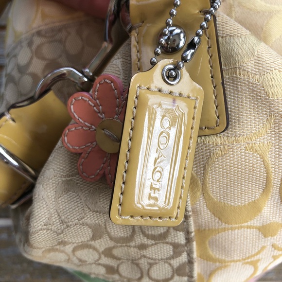 Beautiful Coach purse. Great for Spring and Summer. - Picture 12 of 14